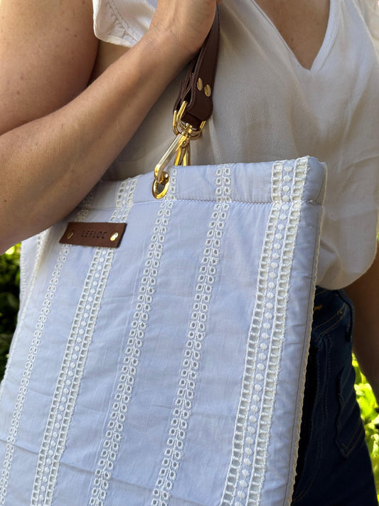 Bolso Mina azul bordado