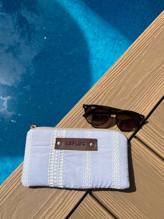 Estuche azul bordado