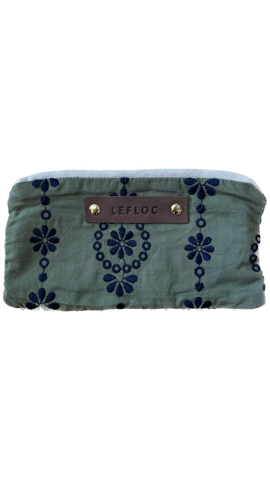 Estuche verde bordado
