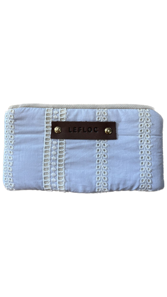 Estuche azul bordado