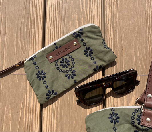 Estuche verde bordado